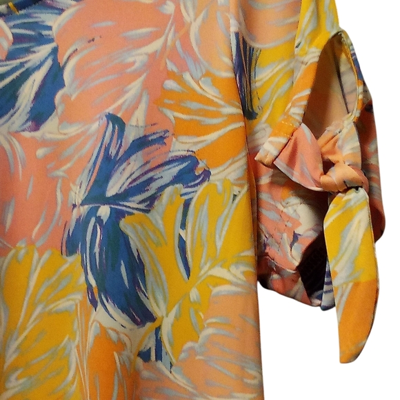 Caribbean Joe - Tropical Floral Pattern, Short Sleeve W/ Tie Accent, Size Medium - Picture 10 of 13